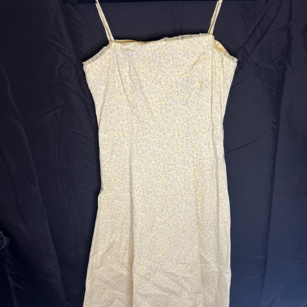 Gorgeous yellow flowy shaping daisy dress